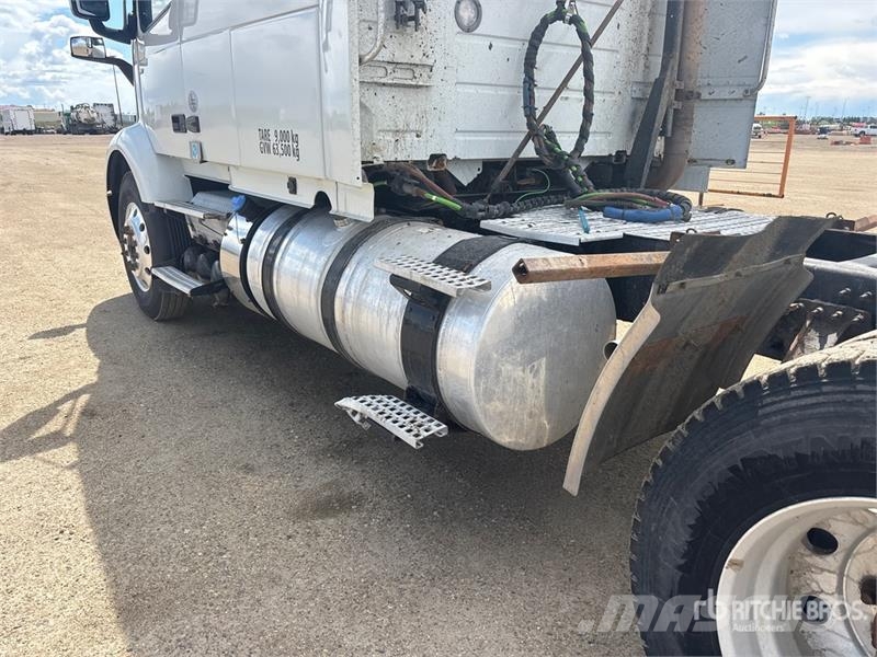 Volvo VNR 6x4 T/A Sleeper Truck Tractor 牵引车