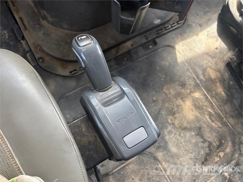 Volvo VNR 6x4 T/A Sleeper Truck Tractor 牵引车