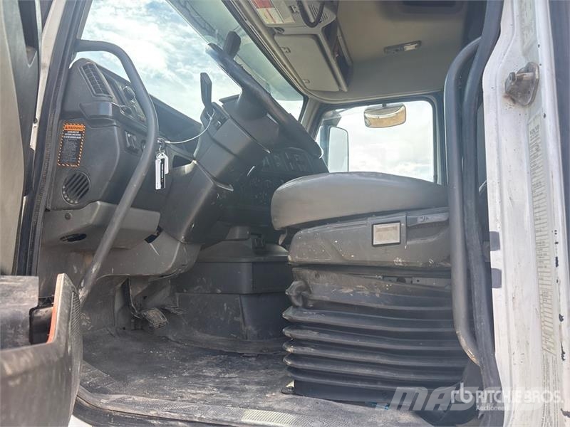 Volvo VNR 6x4 T/A Sleeper Truck Tractor 牵引车