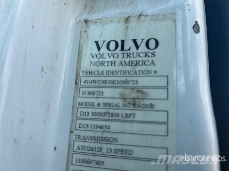 Volvo VNR 6x4 T/A Sleeper Truck Tractor 牵引车