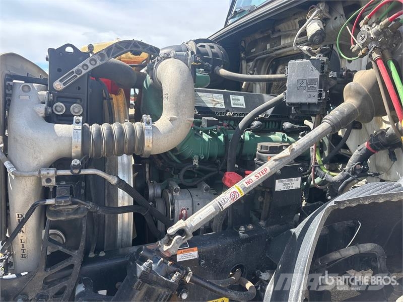 Volvo VNR 6x4 T/A Sleeper Truck Tractor 牵引车