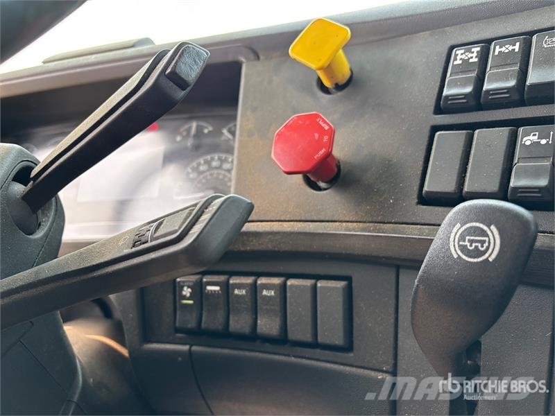 Volvo VNR 6x4 T/A Sleeper Truck Tractor Truck Tractor Units