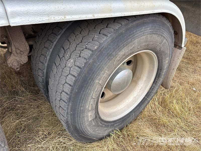 Volvo VNR 6x4 T/A Sleeper Truck Tractor Truck Tractor Units