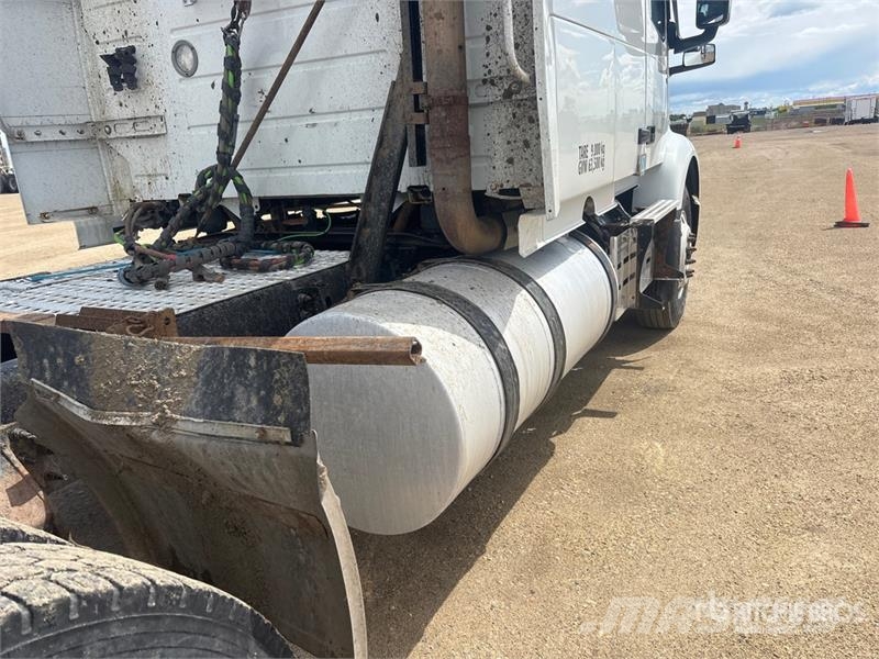 Volvo VNR 6x4 T/A Sleeper Truck Tractor 牵引车