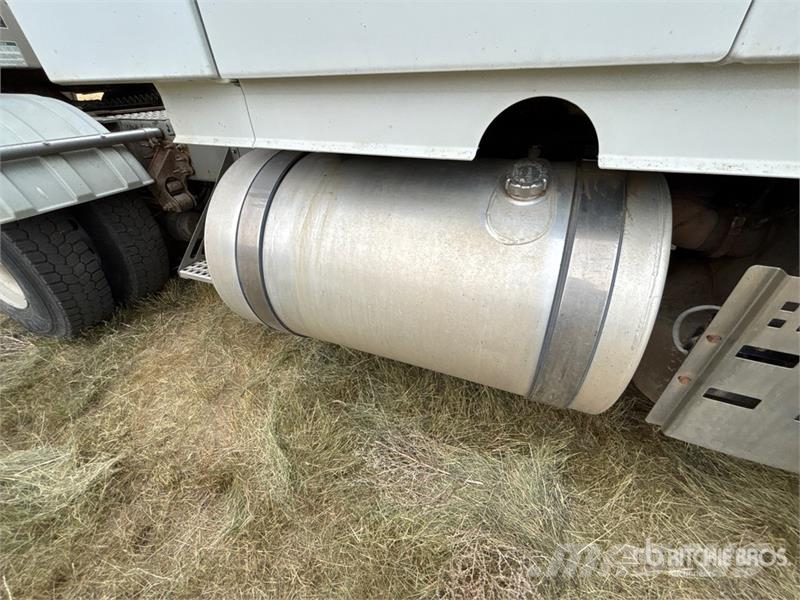 Volvo VNR 6x4 T/A Sleeper Truck Tractor Truck Tractor Units