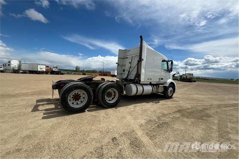 Volvo VNR 6x4 T/A Sleeper Truck Tractor 牵引车