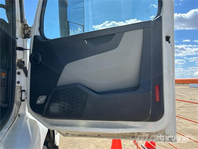 Volvo VNR 6x4 T/A Sleeper Truck Tractor Trekkers