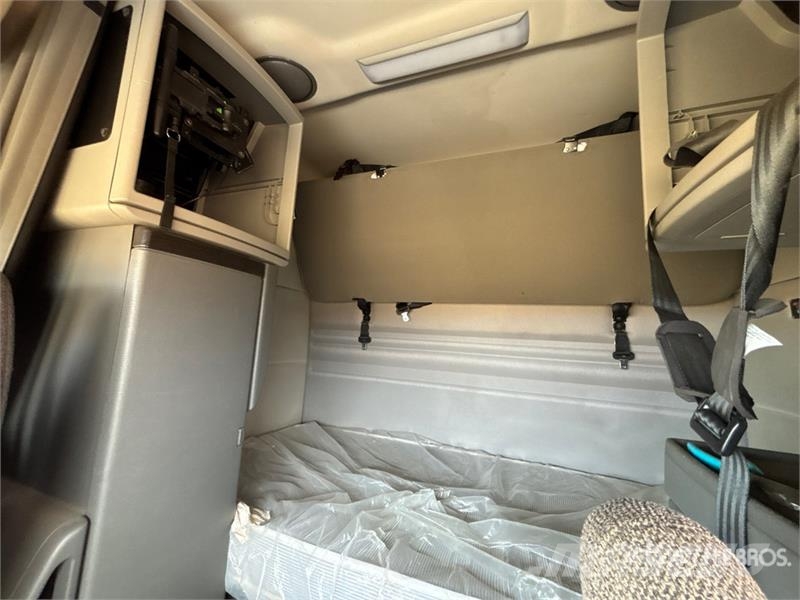 Volvo VNR 6x4 T/A Sleeper Truck Tractor Truck Tractor Units