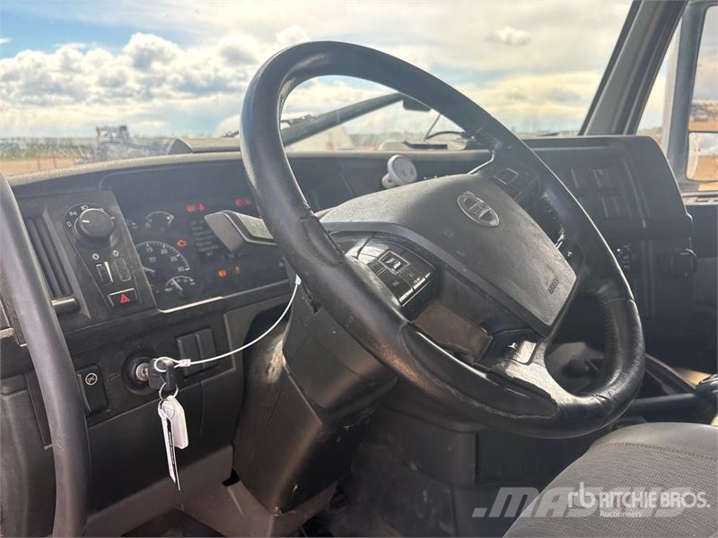 Volvo VNR 6x4 T/A Sleeper Truck Tractor 牵引车