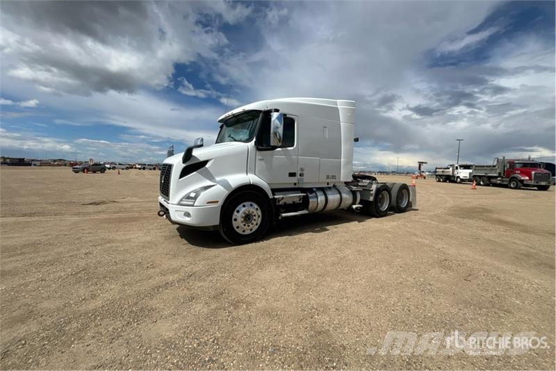 Volvo VNR 6x4 T/A Sleeper Truck Tractor 牵引车