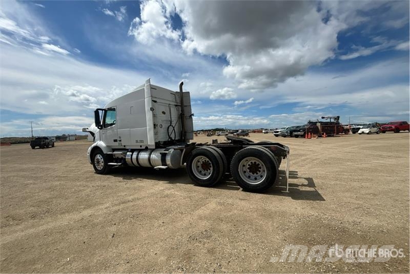 Volvo VNR 6x4 T/A Sleeper Truck Tractor 牵引车