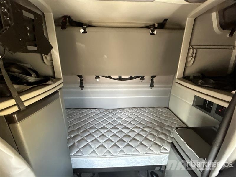 Volvo VNR 6x4 T/A Sleeper Truck Tractor Trekkers