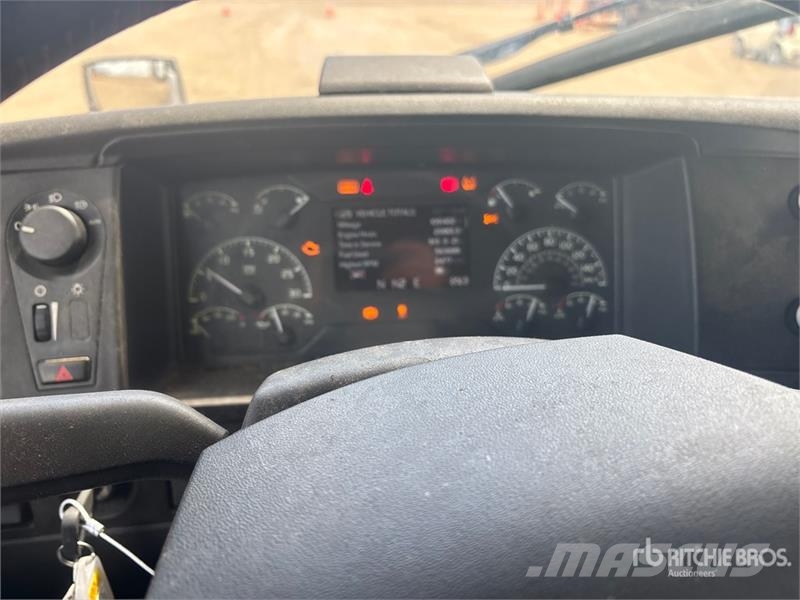 Volvo VNR 6x4 T/A Sleeper Truck Tractor 牵引车