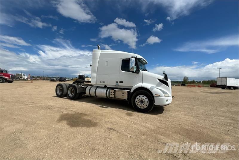 Volvo VNR 6x4 T/A Sleeper Truck Tractor 牵引车