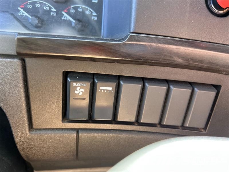 Volvo VNR 6x4 T/A Sleeper Truck Tractor Trekkers