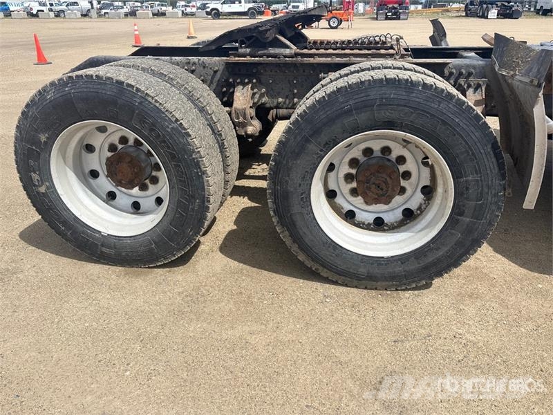 Volvo VNR 6x4 T/A Sleeper Truck Tractor 牵引车