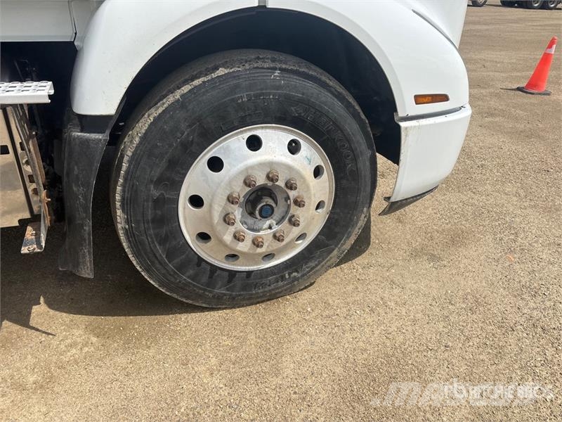 Volvo VNR 6x4 T/A Sleeper Truck Tractor 牵引车
