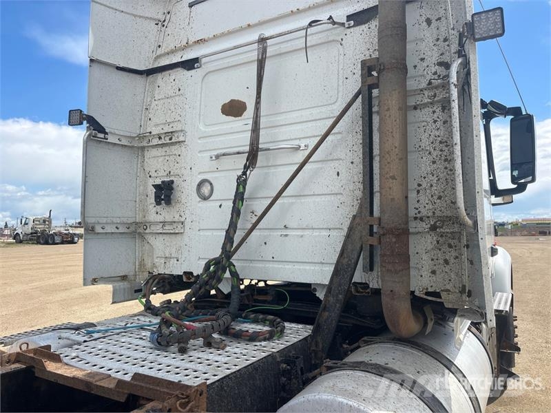 Volvo VNR 6x4 T/A Sleeper Truck Tractor 牵引车