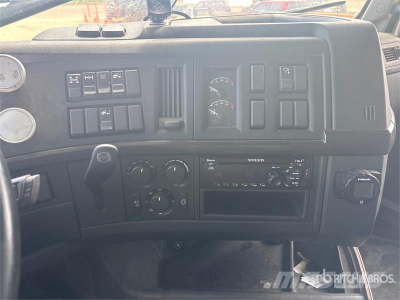 Volvo VNR 6x4 T/A Sleeper Truck Tractor 牵引车