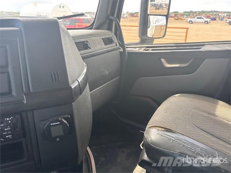 Volvo VNR 6x4 T/A Sleeper Truck Tractor 牵引车