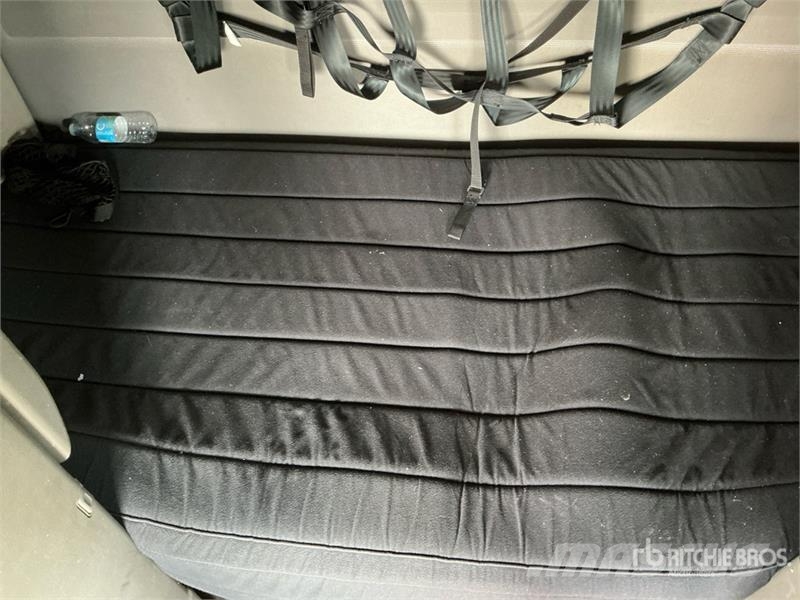 Volvo VNR64T-640 6x4 T/A Sleeper Truck Tractor Traktorske jedinice