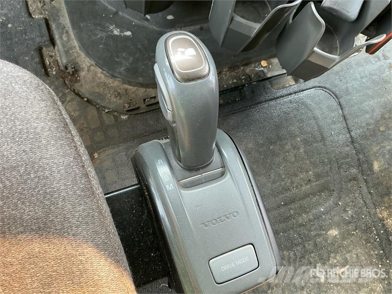 Volvo VNR64T-640 6x4 T/A Sleeper Truck Tractor Traktorske jedinice