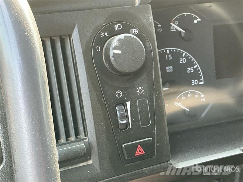 Volvo VNR64T-640 6x4 T/A Sleeper Truck Tractor Traktorske jedinice