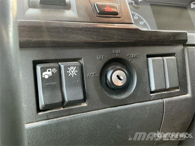 Volvo VNR64T-640 6x4 T/A Sleeper Truck Tractor Traktorske jedinice