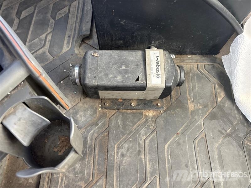 Volvo VNR64T300 6x4 T/A Day Cab Truck Tractor وحدات الجر