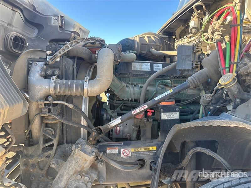 Volvo VNR64T300 6x4 T/A Day Cab Truck Tractor وحدات الجر