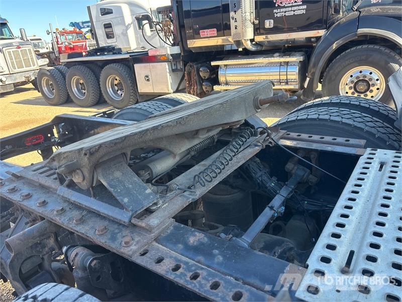 Volvo VNR64T300 6x4 T/A Day Cab Truck Tractor وحدات الجر