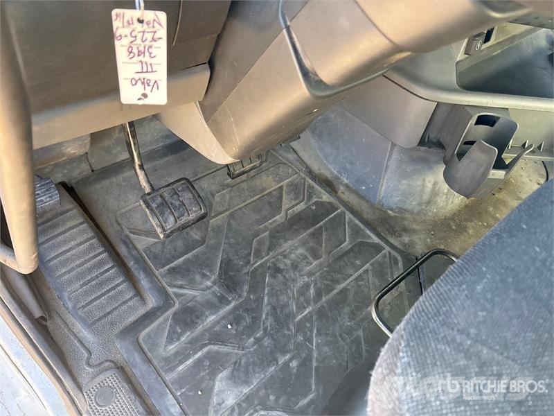 Volvo VNR64T300 6x4 T/A Day Cab Truck Tractor وحدات الجر