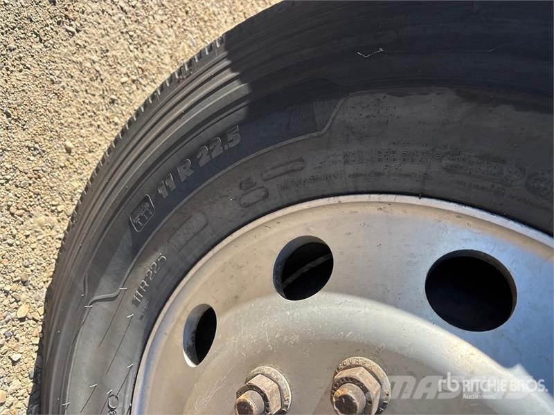 Volvo VNR64T300 6x4 T/A Day Cab Truck Tractor وحدات الجر