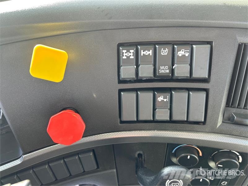Volvo VNR64T300 6x4 T/A Day Cab Truck Tractor Vlačilci