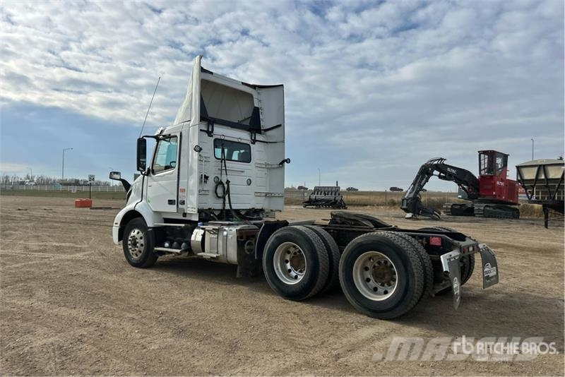 Volvo VNR64T300 6x4 T/A Day Cab Truck Tractor 牵引车