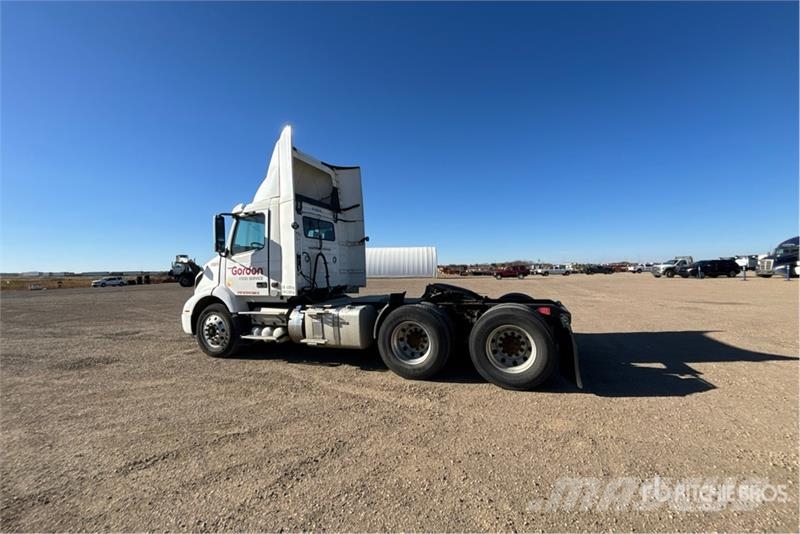 Volvo VNR64T300 6x4 T/A Day Cab Truck Tractor وحدات الجر