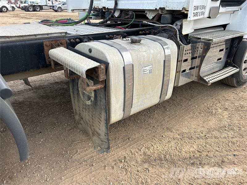 Volvo VNR64T300 6x4 T/A Day Cab Truck Tractor 牵引车