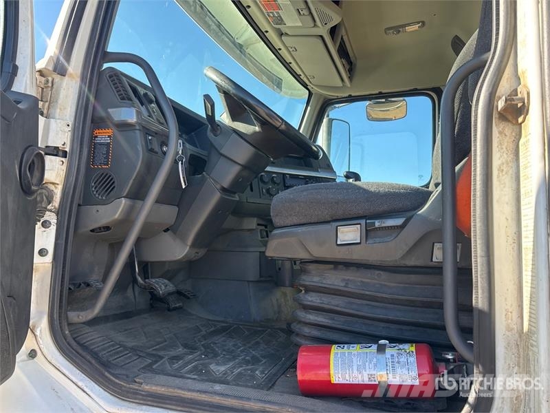 Volvo VNR64T300 6x4 T/A Day Cab Truck Tractor وحدات الجر