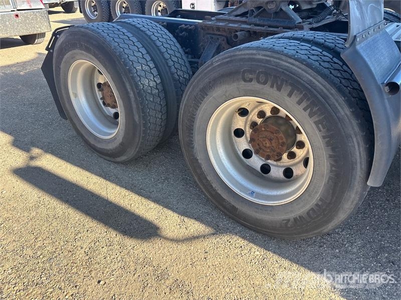 Volvo VNR64T300 6x4 T/A Day Cab Truck Tractor وحدات الجر