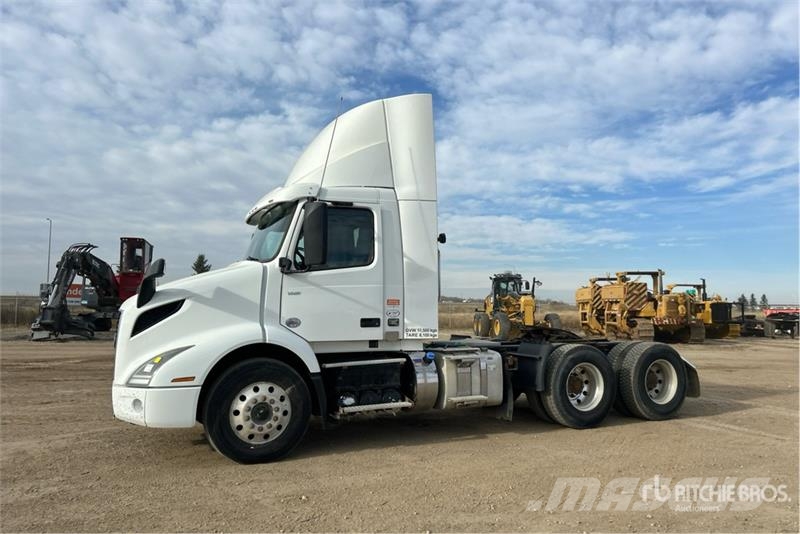 Volvo VNR64T300 6x4 T/A Day Cab Truck Tractor 牵引车