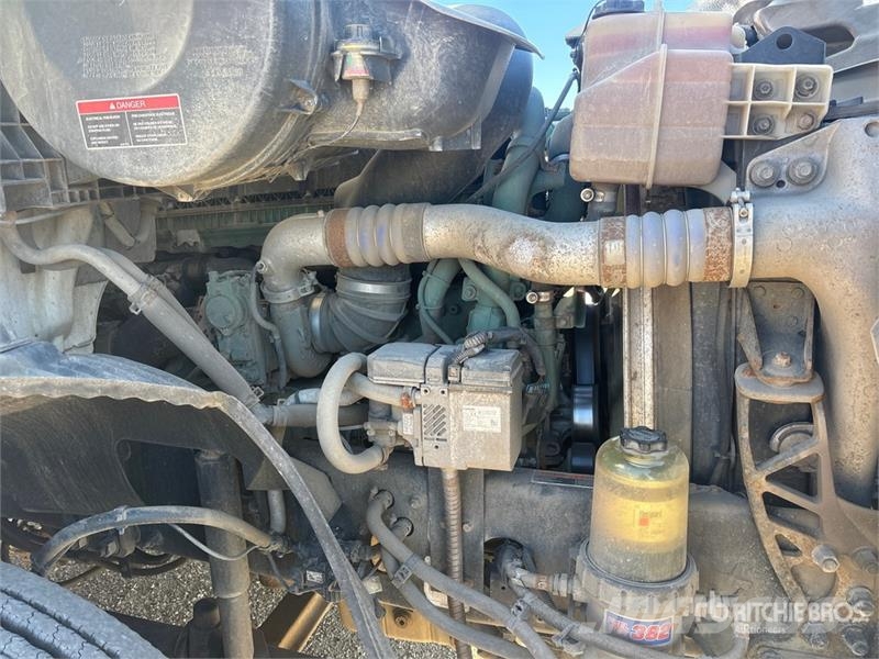 Volvo VNR64T300 6x4 T/A Day Cab Truck Tractor وحدات الجر