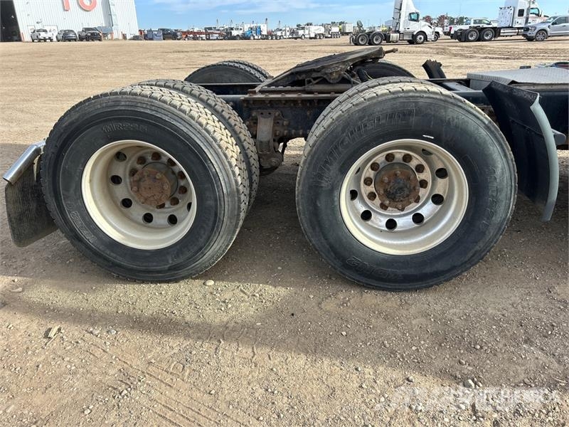 Volvo VNR64T300 6x4 T/A Day Cab Truck Tractor 牵引车