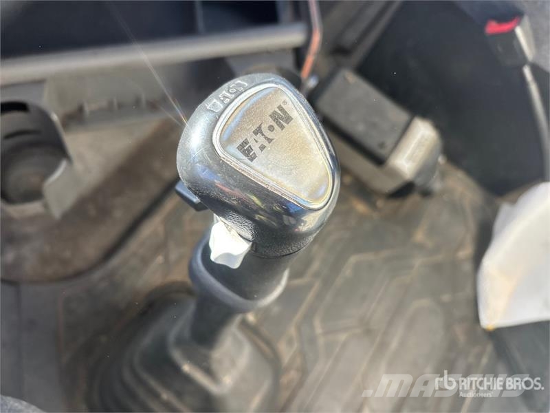 Volvo VNR64T300 6x4 T/A Day Cab Truck Tractor وحدات الجر