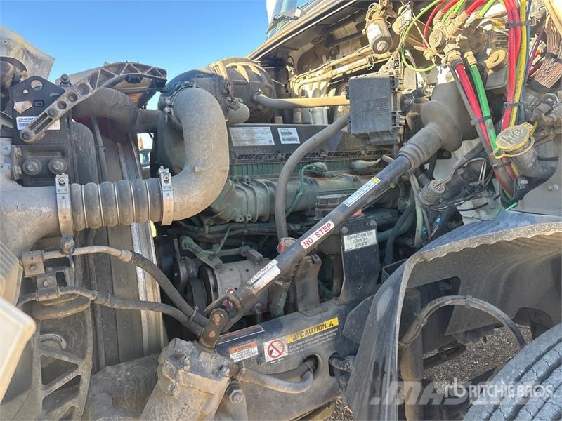 Volvo VNR64T300 6x4 T/A Day Cab Truck Tractor وحدات الجر