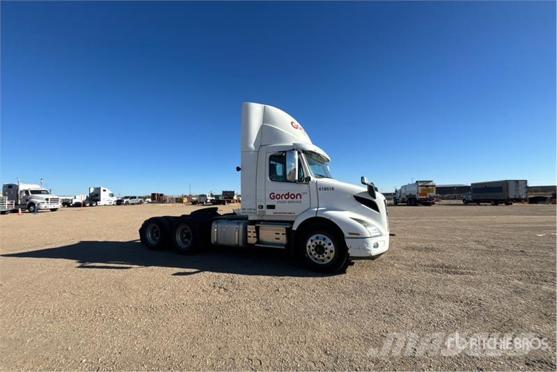 Volvo VNR64T300 6x4 T/A Day Cab Truck Tractor وحدات الجر