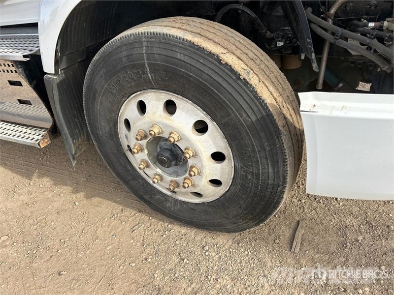 Volvo VNR64T300 6x4 T/A Day Cab Truck Tractor 牵引车
