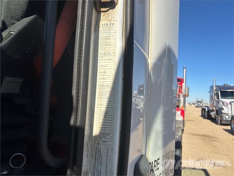 Volvo VNR64T300 6x4 T/A Day Cab Truck Tractor وحدات الجر