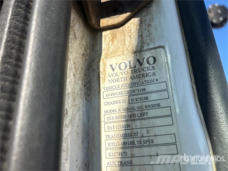 Volvo VNR64T300 6x4 T/A Day Cab Truck Tractor وحدات الجر