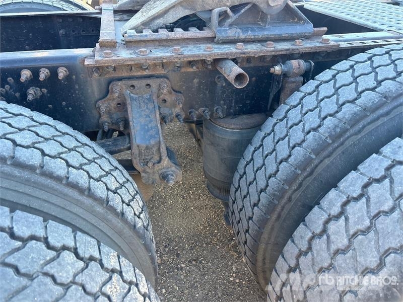 Volvo VNR64T300 6x4 T/A Day Cab Truck Tractor وحدات الجر