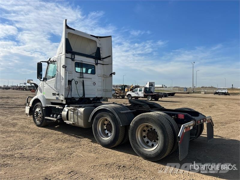 Volvo VNR64T300 6x4 T/A Day Cab Truck Tractor Vlačilci